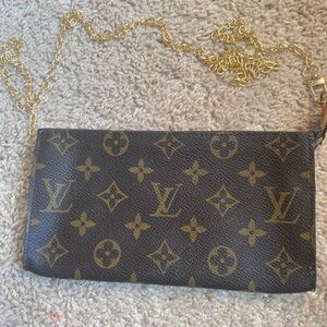 Bucket pouch with chain